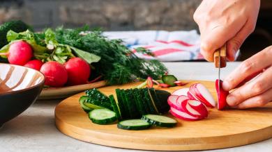 Gemüse wird auf einem Brettchen geschnitten