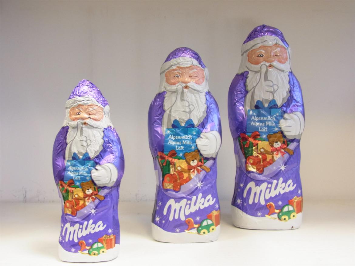 Drei Milka Weihnachtsmänner in unterschiedlichen Größen