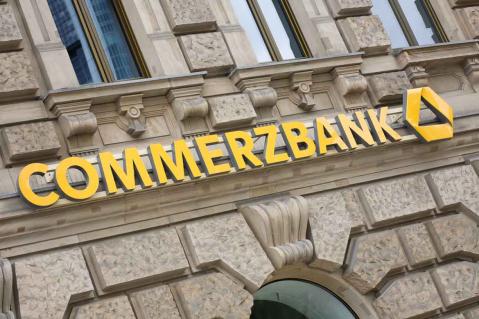Gebäude mit Schild der Commerzbank