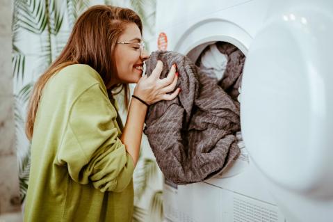 Trocknertücher: Frau mit Wäsche am Trockner