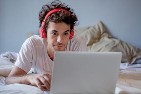 Streaming Dienst: Mann schaut auf Laptop