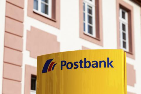 Postbank-Schild vor Gebäude