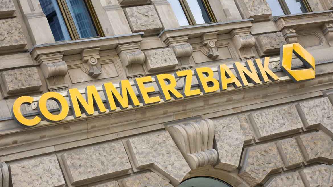 Gebäude mit Schild der Commerzbank