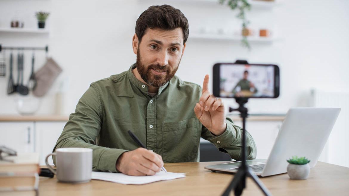 Influencer mit Smartphone-Kamera