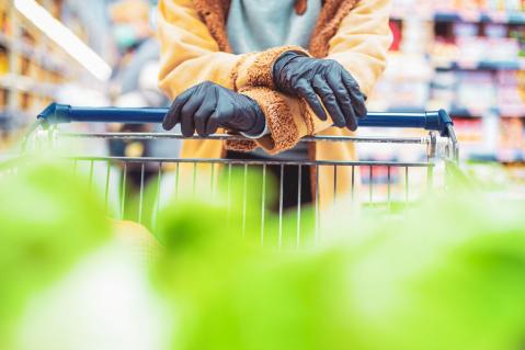 Einmalhandschuhe beim Einkauf