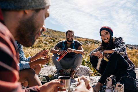 Gruppe beim Wandern macht Pause