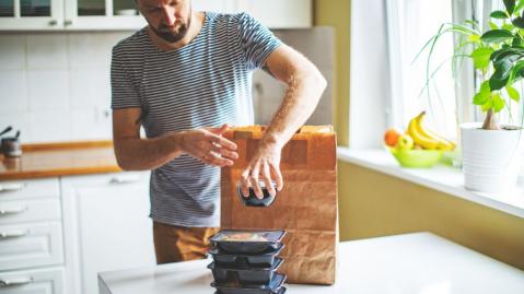 Mann mit Einwegverpackungen 