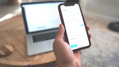 Trading-App auf einem Smartphone